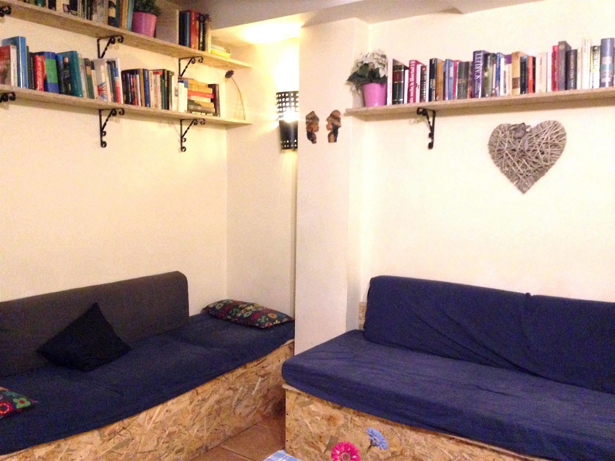 Harmony Hostal *
